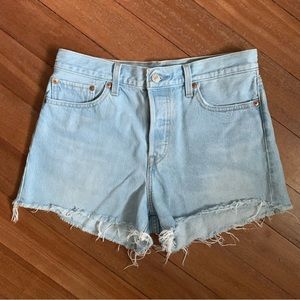 Levi’s Wedgie Jean Shorts Raw Frayed Hem Light  Wash
